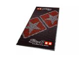 un gros plan sur un tapis orné d'un motif rouge et noir