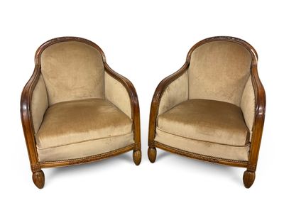 paire de chaises en bois sculpté et rembourrées, recouvertes de velours beige