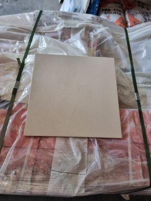 un morceau de papier posé au sommet d'une pile de plastique