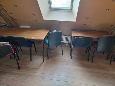 une pièce dans laquelle se trouvent plusieurs chaises et une table