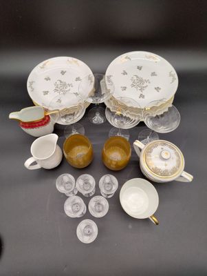 une table sur laquelle se trouvent beaucoup de plats et de tasses