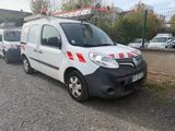 une camionnette blanche avec des bandes rouges garée sur le bord de la route