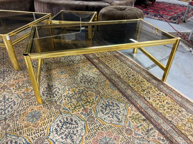 Mobilier de salon vers 1980. Table basse métal doré plateau recta