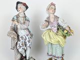 paire de figurines en porcelaine représentant un homme et une femme