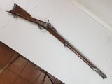 un fusil posé sur une table
