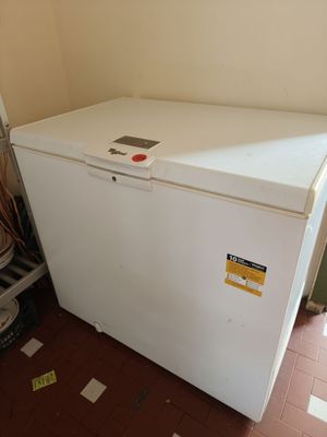 image d'un petit réfrigérateur blanc dans une pièce