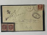 une feuille de papier sur laquelle sont collés des timbres, accrochée au mur