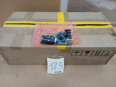 une boîte en carton contenant un circuit imprimé