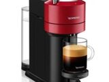 une cafetière rouge avec une tasse de café posée devant
