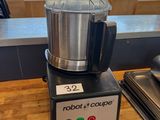un mixeur posé sur une table dans une pièce