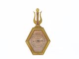 une horloge en or surmontée d'un oiseau