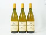 trois bouteilles de vin posées sur une table l'une à côté de l'autre