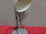 une lampe blanche posée sur une table rouge