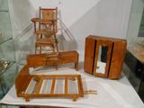 une table sur laquelle se trouvent une chaise, un lit et un miroir
