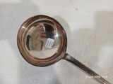 quelqu'un est en train de se prendre en photo dans le miroir d'une louche