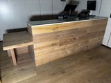 un comptoir en bois avec un plateau en verre dans une pièce