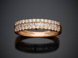 une bague en or rose sertie de diamants taille baguette et de diamants