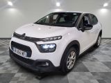 la citrole blanche est garee sur un carrelage en damier