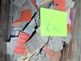 un récipient en plastique rempli d'une multitude de tickets et d'un autocollant jaune