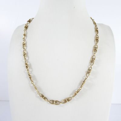 gros plan d'un collier sur un mannequin mannequin