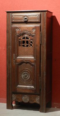 une armoire en bois avec une porte sur le côté