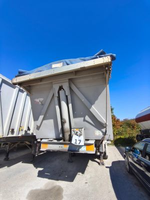 un camion garé à côté d'une voiture sur un parking