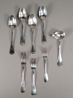 six cuillères en argent et deux cuillères en argent sont disposées en cercle