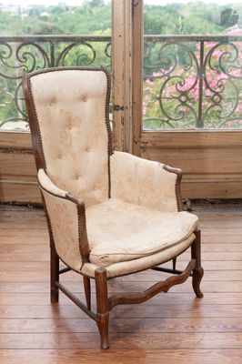 une chaise qui se trouve devant une fenêtre