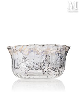 une image représentant un saladier en verre transparent orné de fleurs argentées