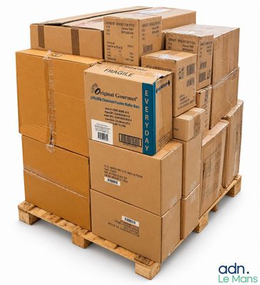 des cartons empilés sur des palettes, sur une palette avec un fond blanc