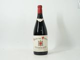 une bouteille de vin posée sur une table