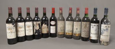 plusieurs bouteilles de vin sont alignées dans une rangée