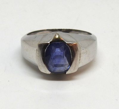 l'image d'une bague contenant une pierre bleue