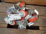 de nombreux morceaux de métal et des roues orange posés sur une caisse en bois