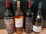 plusieurs bouteilles de vin sont alignées sur un comptoir
