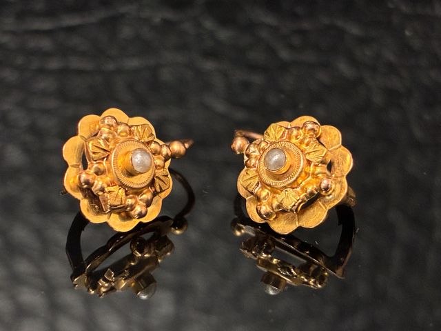 Paire de boucles d’oreille décor de fleurettes en or 18 carats 75...