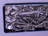 un plateau en métal contenant tout un tas d'objets métalliques