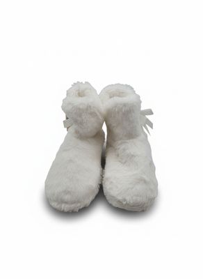 une paire de chaussons blancs posés sur une surface blanche, avec un fond blanc