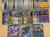 beaucoup de cartes Pokémon posées ensemble sur la table