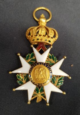 Gros plan sur une médaille surmontée d'une couronne