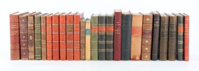 un grand nombre de livres alignés sur une étagère