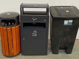 deux poubelles posées l'une à côté de l'autre sur le sol