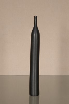 une image représentant une bouteille noire posée sur une table