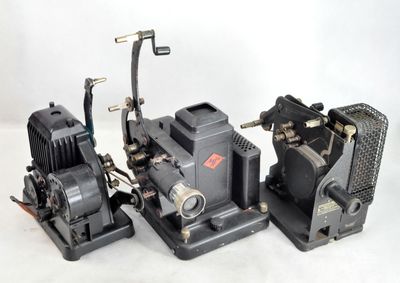 Plusieurs types de machines sont alignées sur une surface blanche
