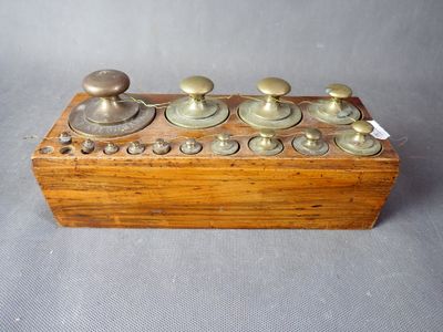 une vieille boîte en bois ornée de boutons en laiton sur le dessus