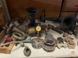 de nombreux types de tuyaux et de vannes sur la table