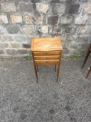 une petite table en bois surmontée d'un tiroir