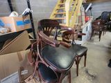 de nombreuses chaises dans une pièce où il y a des cartons par terre