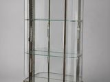 une vitrine en verre avec un socle en bois et des étagères en verre