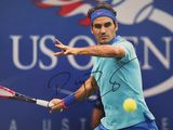 photo dédicacée d'un joueur de tennis en train de frapper une balle de tennis avec sa raquette